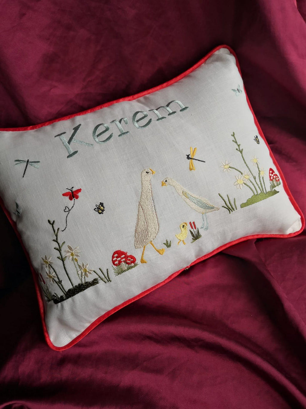 Personalisiertes Babykissen mit Enten, Pilzen & Wunschnamen – Kissenbezug mit roter Kante (30x40 cm)
