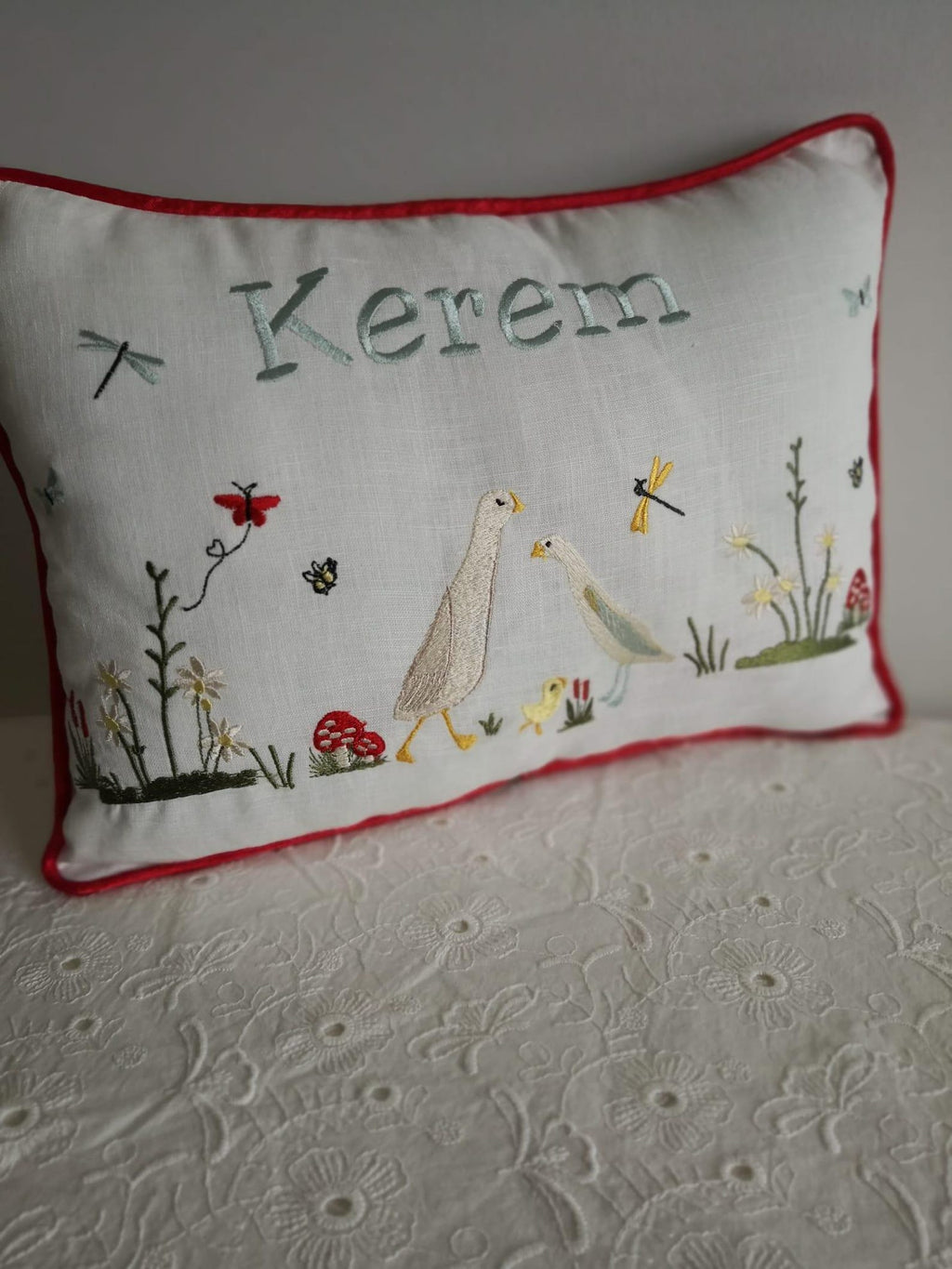 Personalisiertes Babykissen mit Enten, Pilzen & Wunschnamen – Kissenbezug mit roter Kante (30x40 cm)