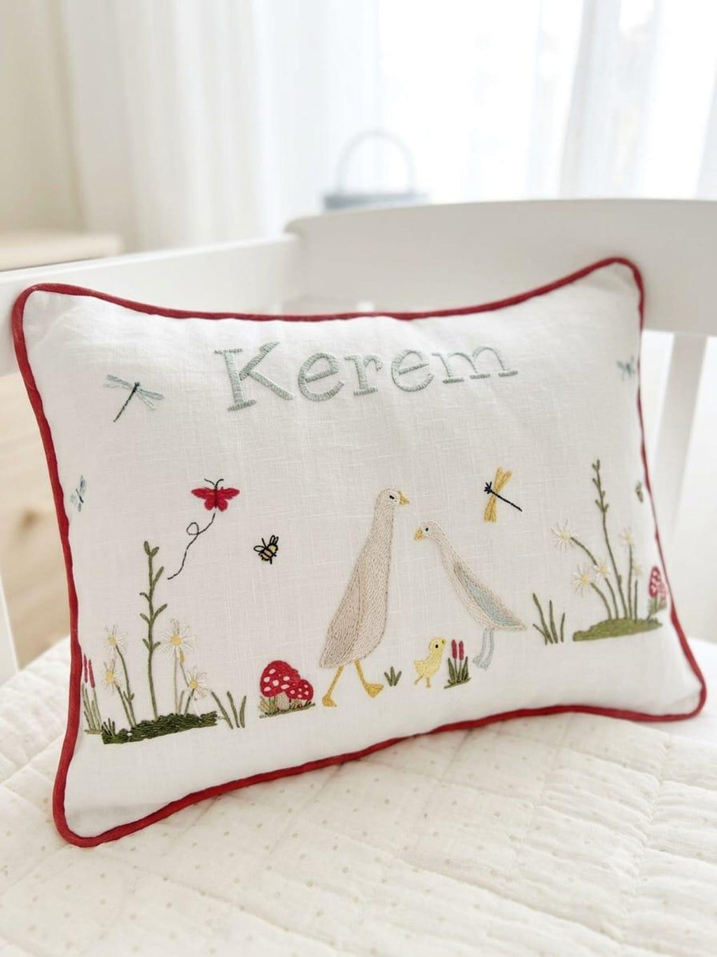 Personalisiertes Babykissen mit Enten, Pilzen & Wunschnamen – Kissenbezug mit roter Kante (30x40 cm)