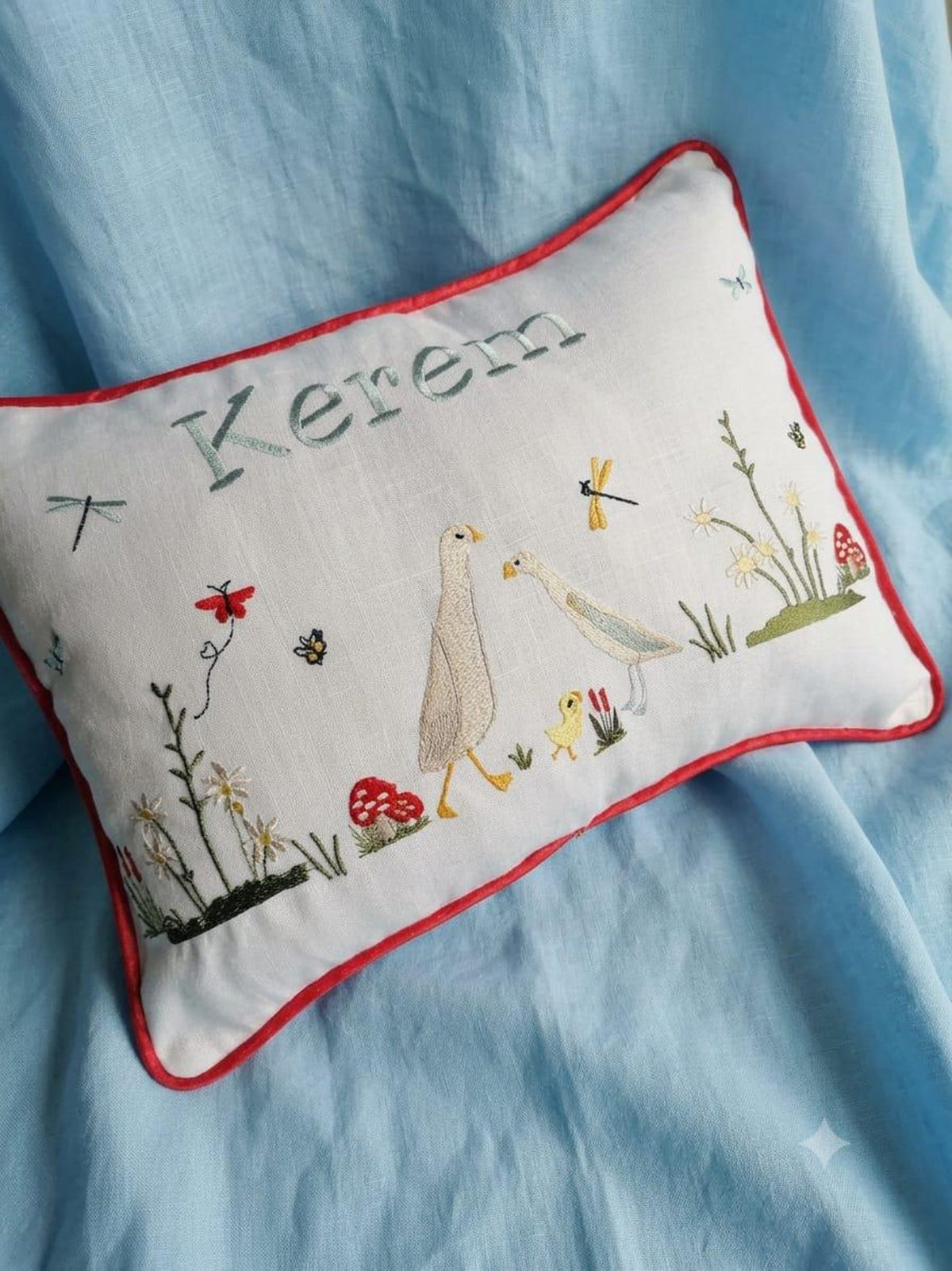 Personalisiertes Babykissen mit Enten, Pilzen & Wunschnamen – Kissenbezug mit roter Kante (30x40 cm)