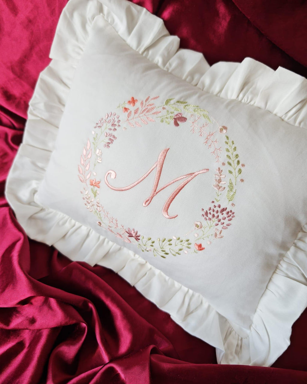 Personalisiertes Babykissen mit Blumenstickerei & Wunschnamen – Kissenbezug (30x40 cm)