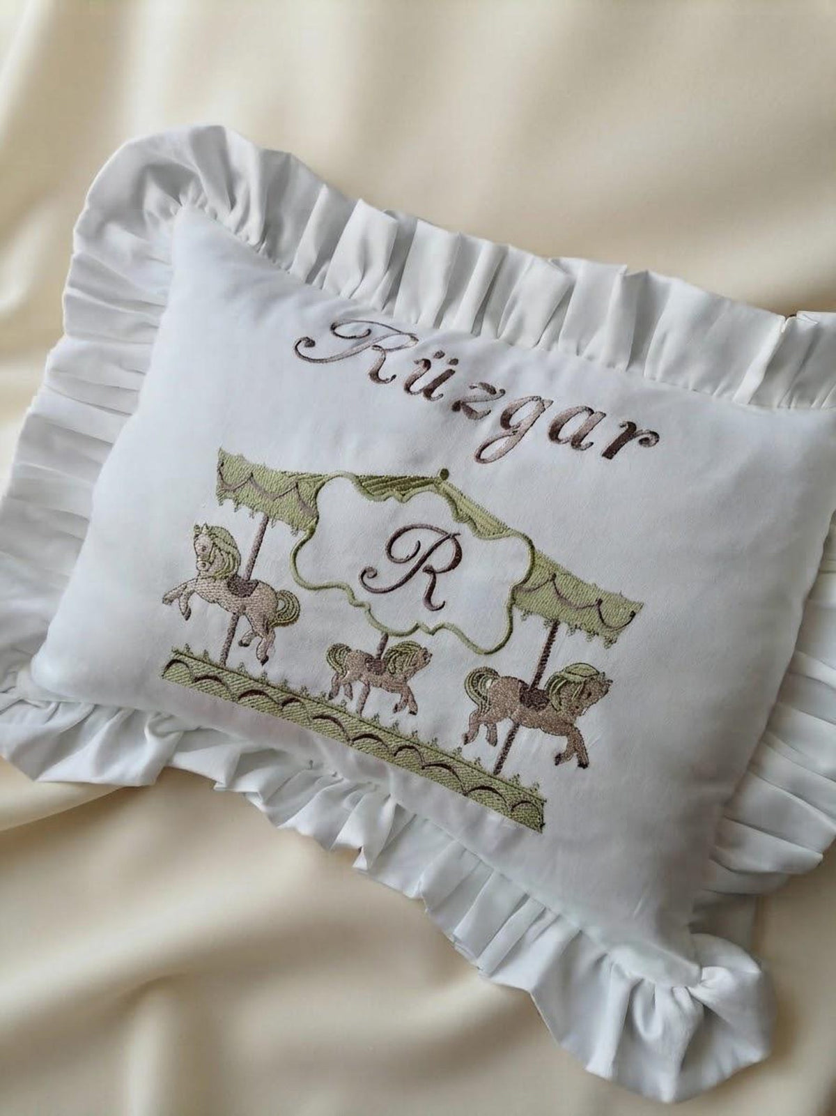 Handbesticktes Babykissen mit Wildblumen & Wunschnamen – Kissenbezug (30x40 cm)