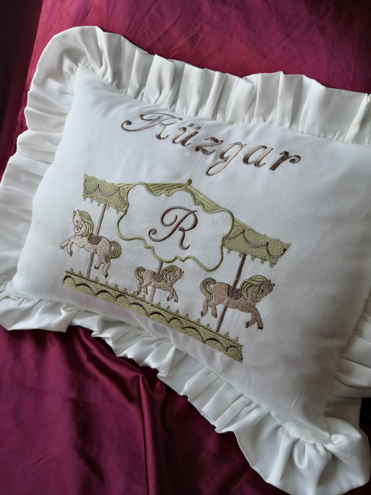 Handbesticktes Babykissen mit Wildblumen & Wunschnamen – Kissenbezug (30x40 cm)