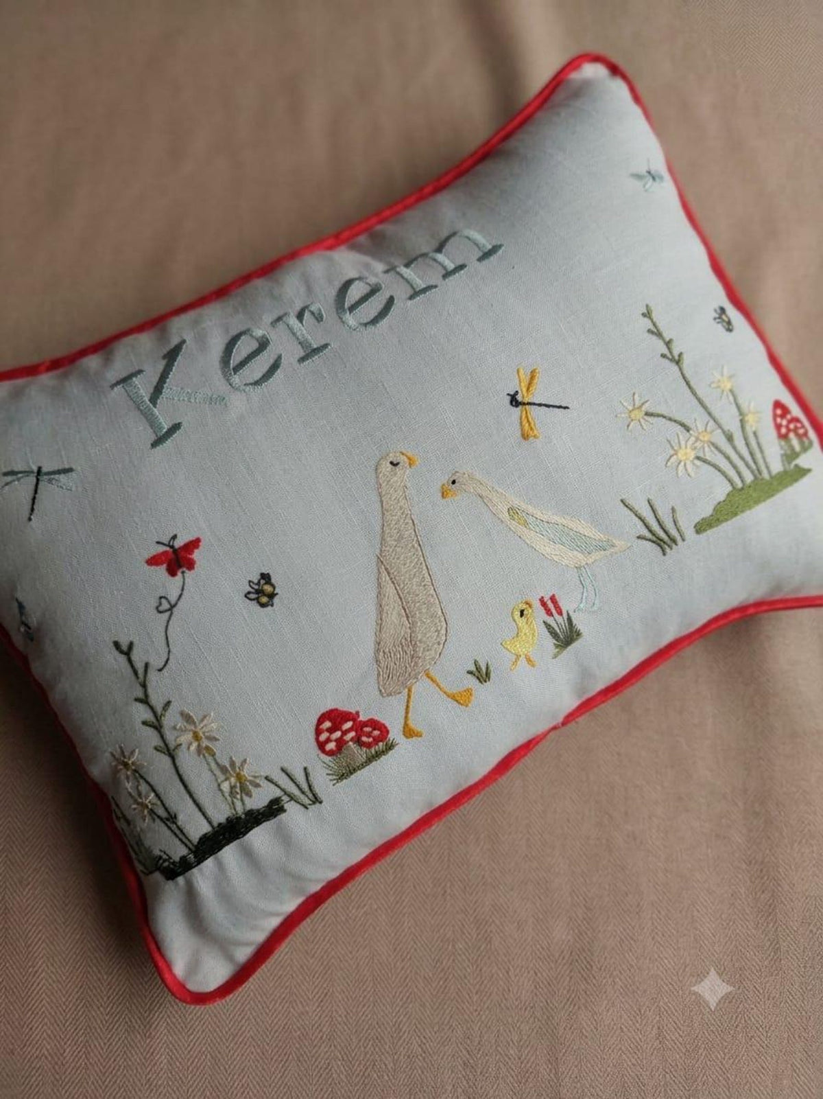 Personalisiertes Babykissen mit Enten, Pilzen & Wunschnamen – Kissenbezug mit roter Kante (30x40 cm)