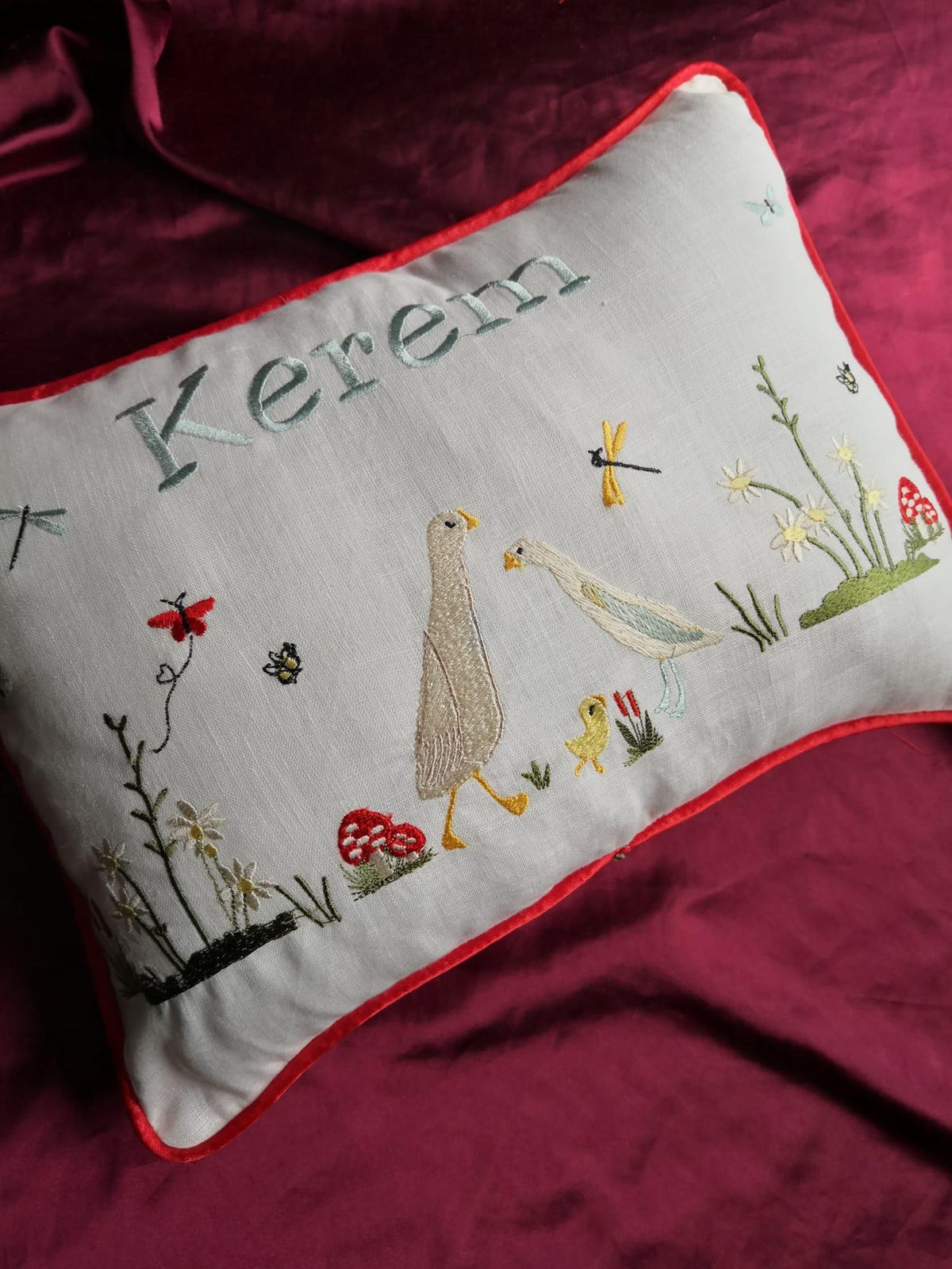 Personalisiertes Babykissen mit Enten, Pilzen & Wunschnamen – Kissenbezug mit roter Kante (30x40 cm)