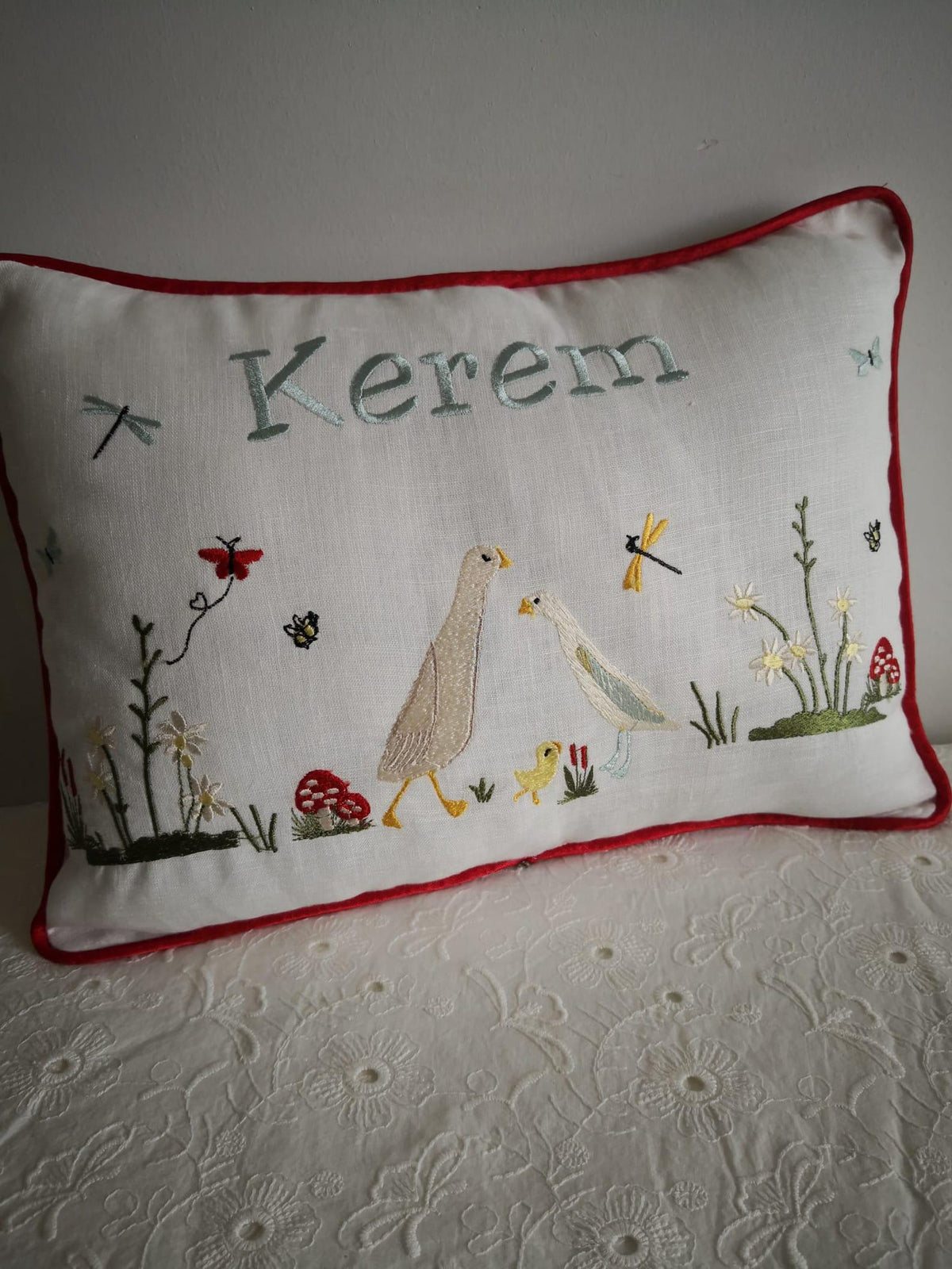 Personalisiertes Babykissen mit Enten, Pilzen & Wunschnamen – Kissenbezug mit roter Kante (30x40 cm)