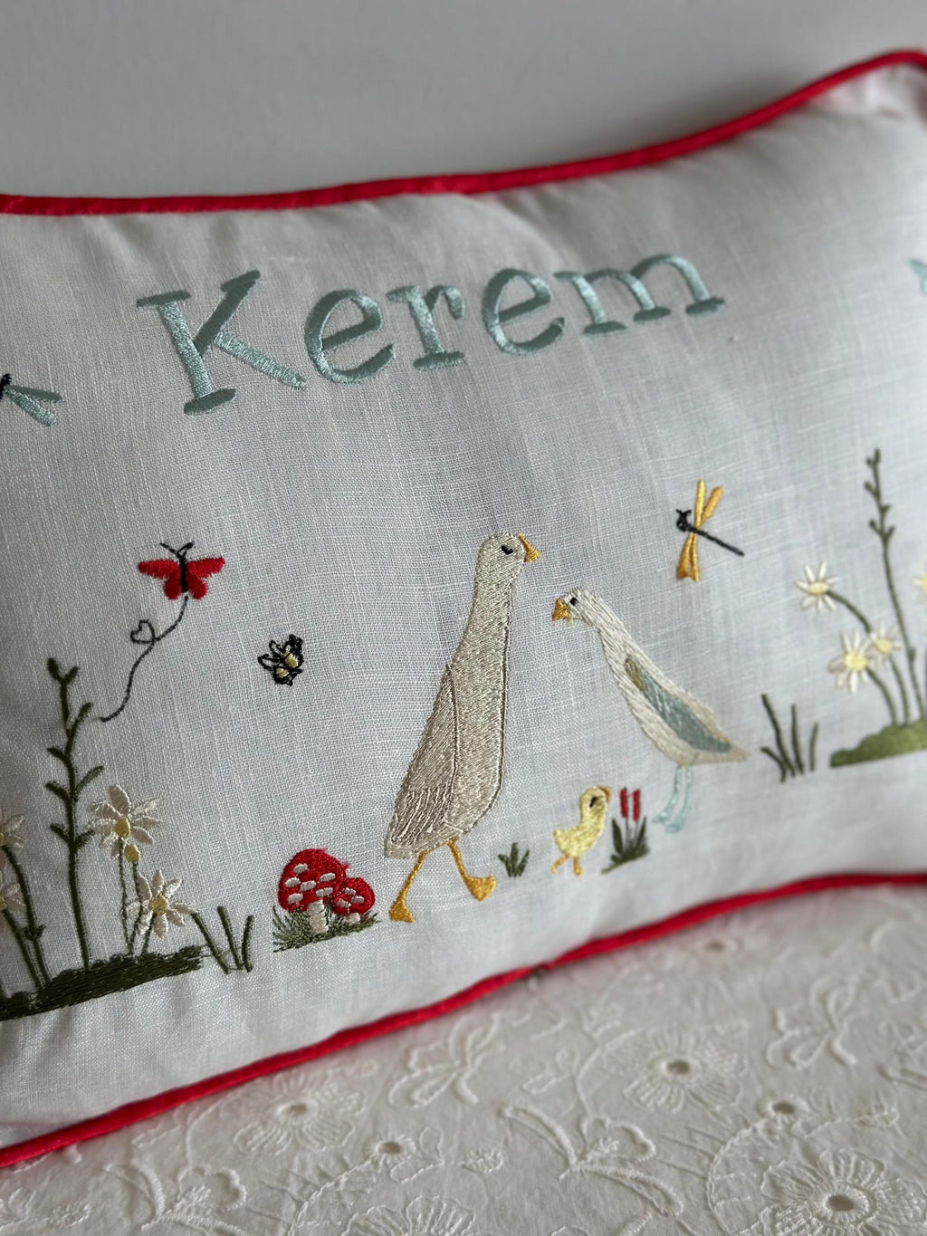 Personalisiertes Babykissen mit Enten, Pilzen & Wunschnamen – Kissenbezug mit roter Kante (30x40 cm)