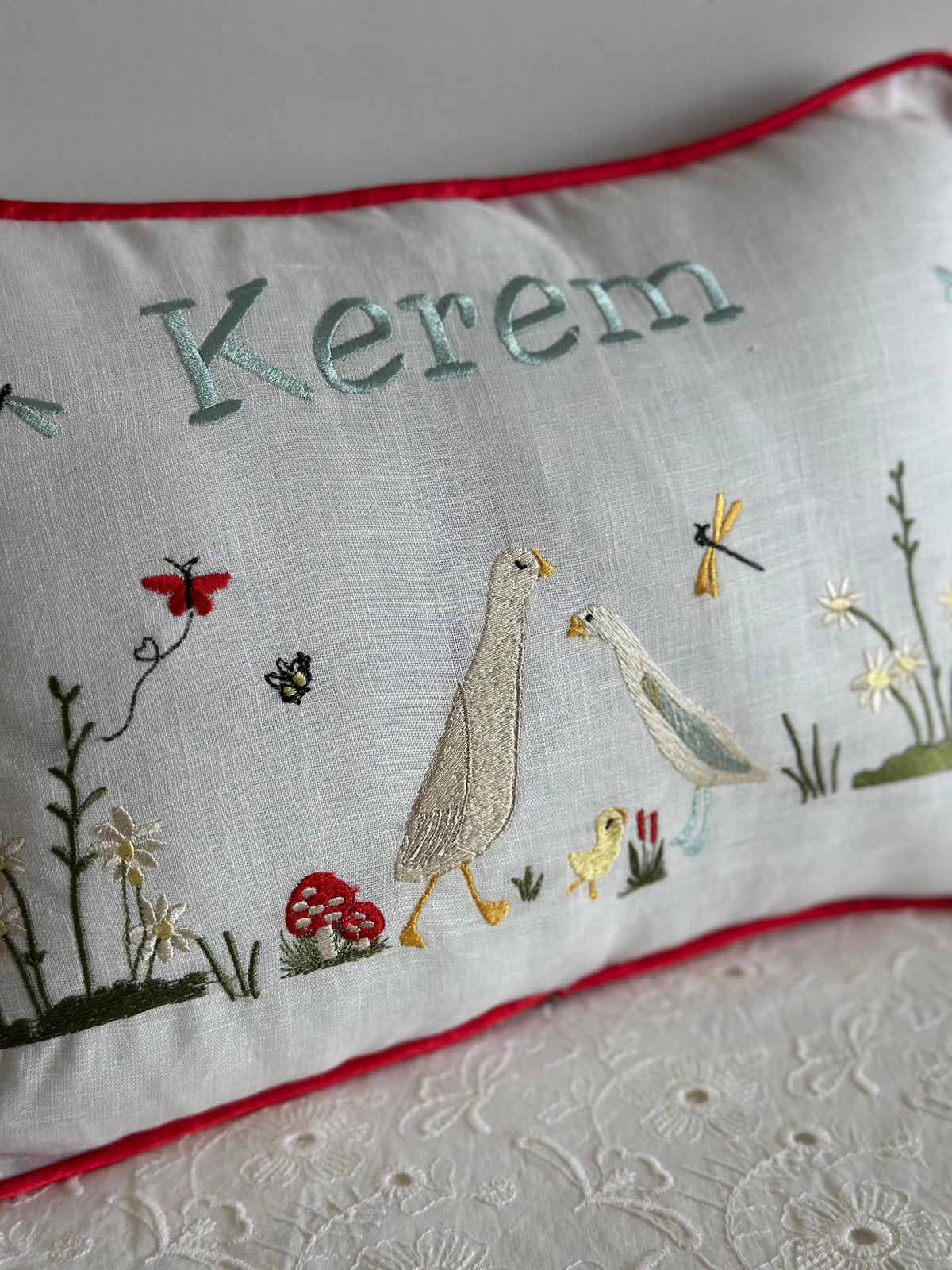 Personalisiertes Babykissen mit Enten, Pilzen & Wunschnamen – Kissenbezug mit roter Kante (30x40 cm)