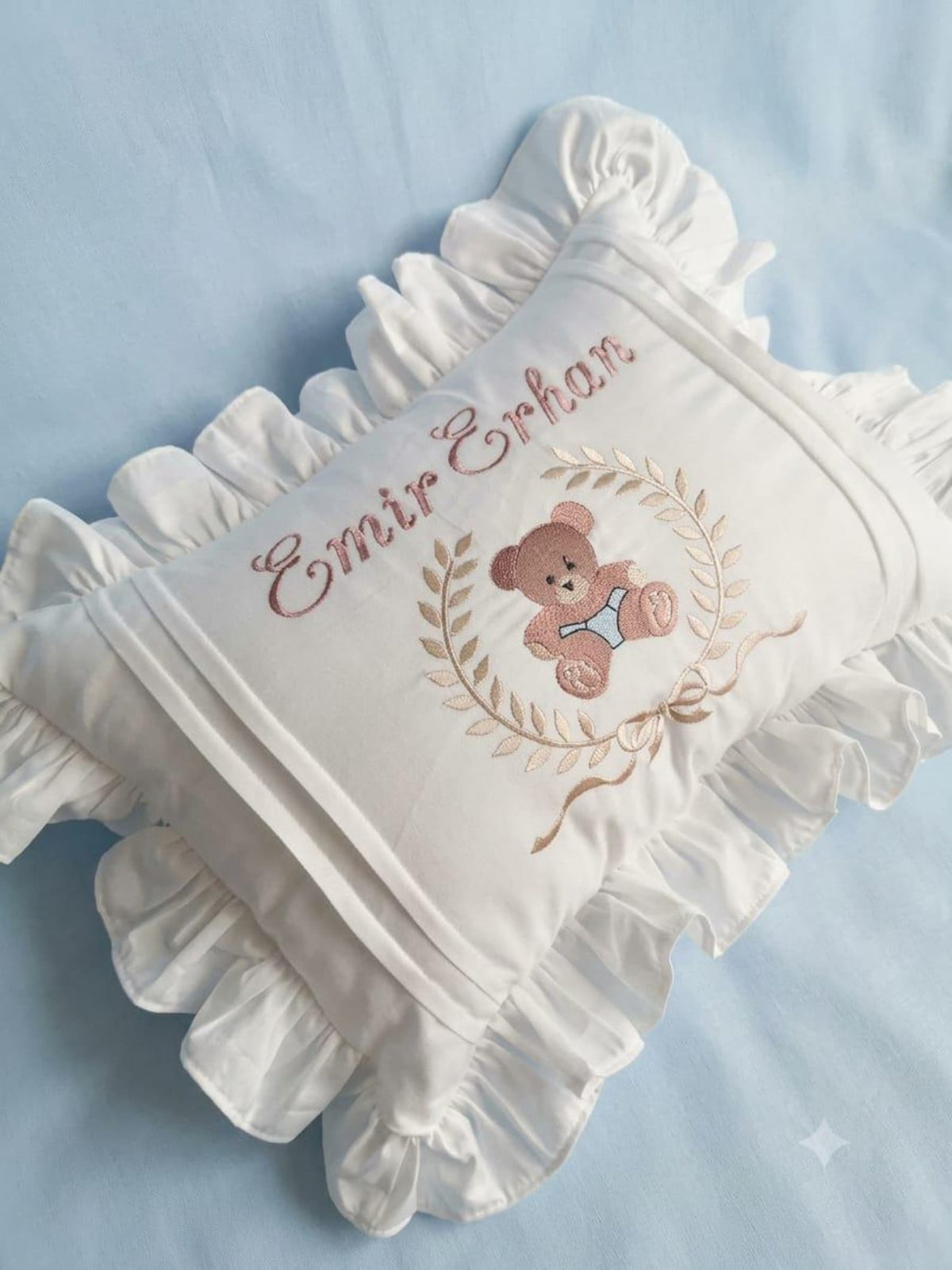 Personalisiertes Babykissen mit Teddybär-Stickerei & Stehsaum – Kissenbezug (30x40 cm)