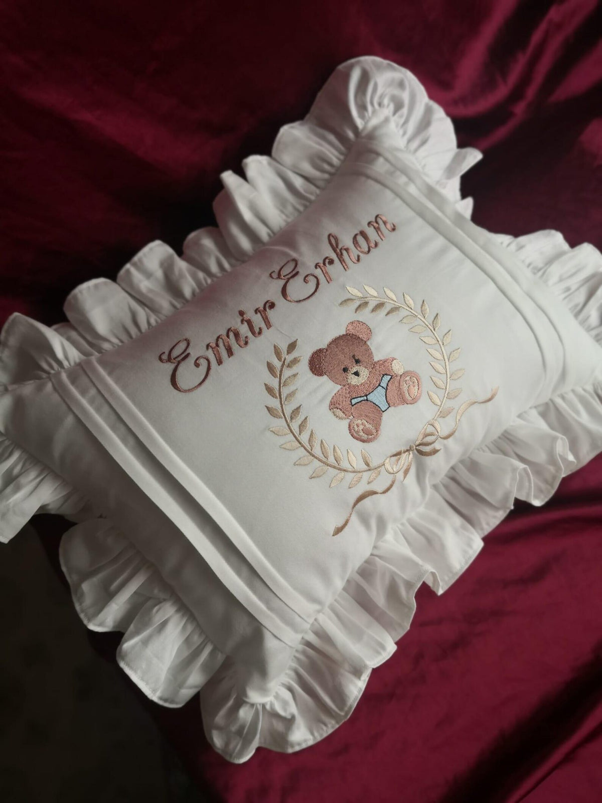 Personalisiertes Babykissen mit Teddybär-Stickerei & Stehsaum – Kissenbezug (30x40 cm)