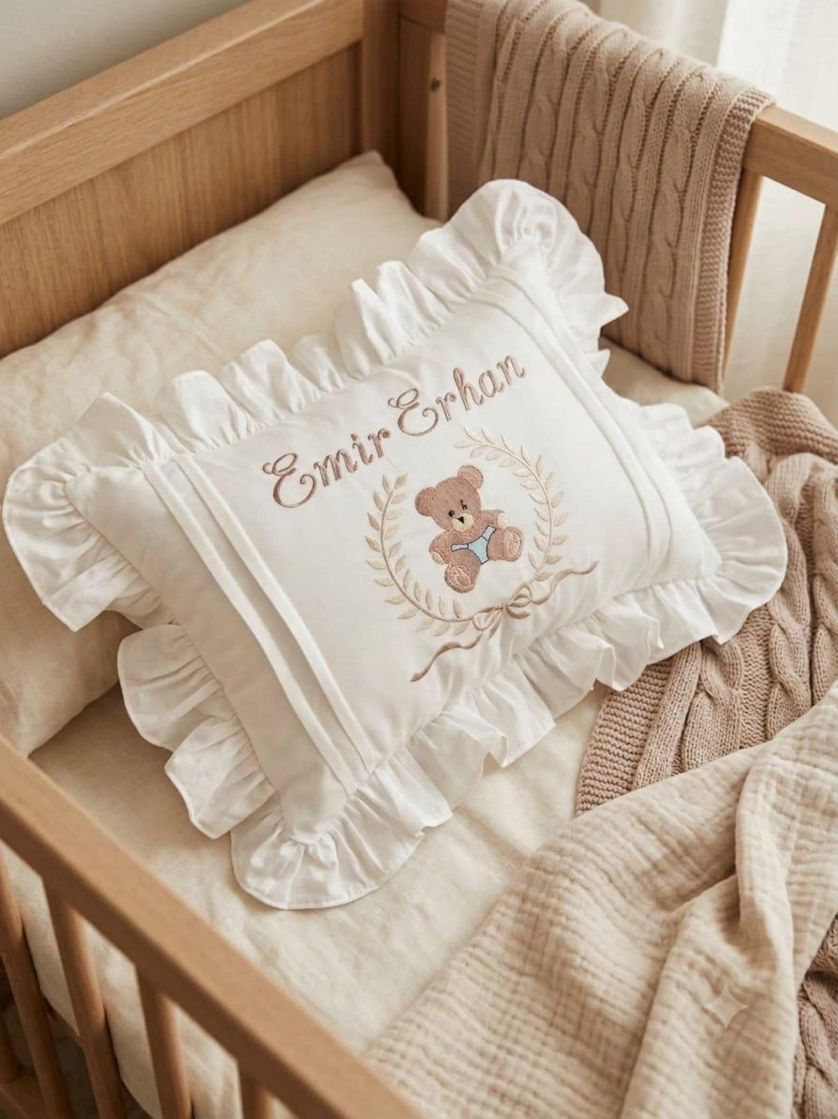 Personalisiertes Babykissen mit Teddybär-Stickerei & Stehsaum – Kissenbezug (30x40 cm)
