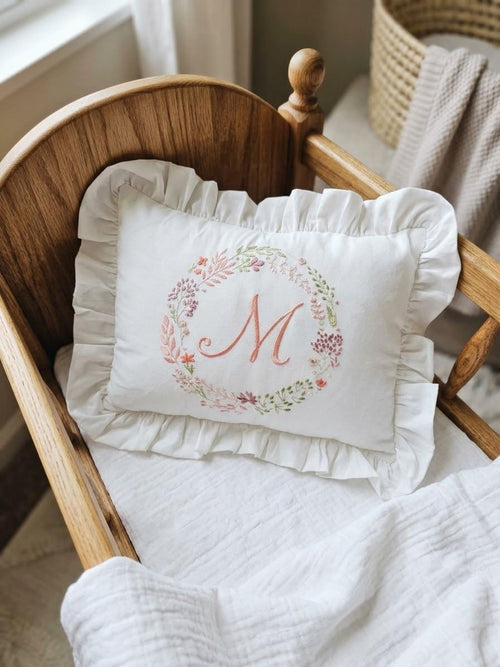 Personalisiertes Babykissen mit Blumenstickerei & Wunschnamen – Kissenbezug (30x40 cm)