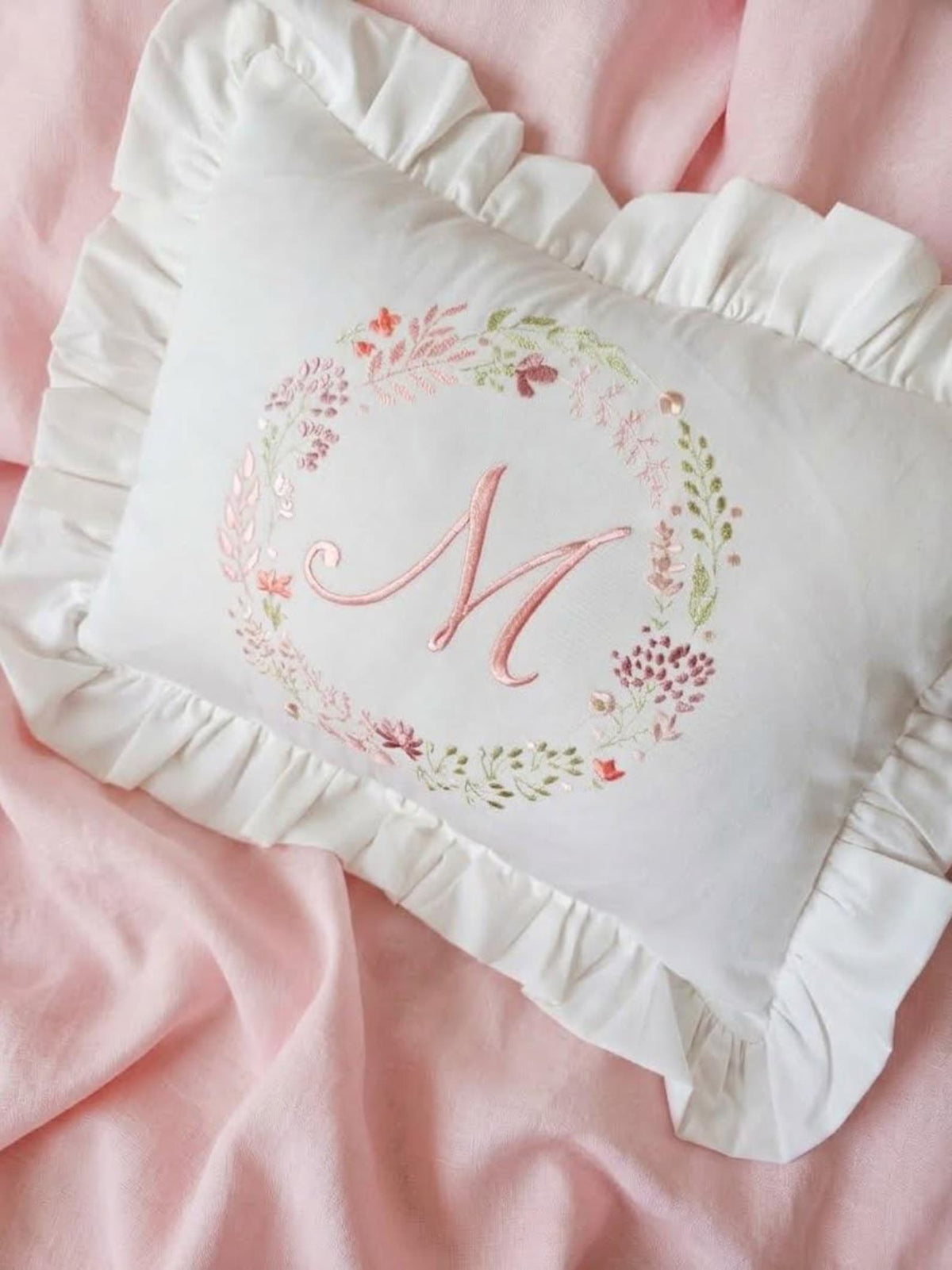 Personalisiertes Babykissen mit Blumenstickerei & Wunschnamen – Kissenbezug (30x40 cm)
