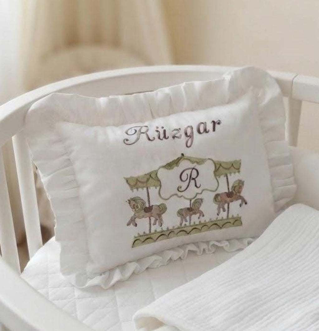 Handbesticktes Babykissen mit Wildblumen & Wunschnamen – Kissenbezug (30x40 cm)