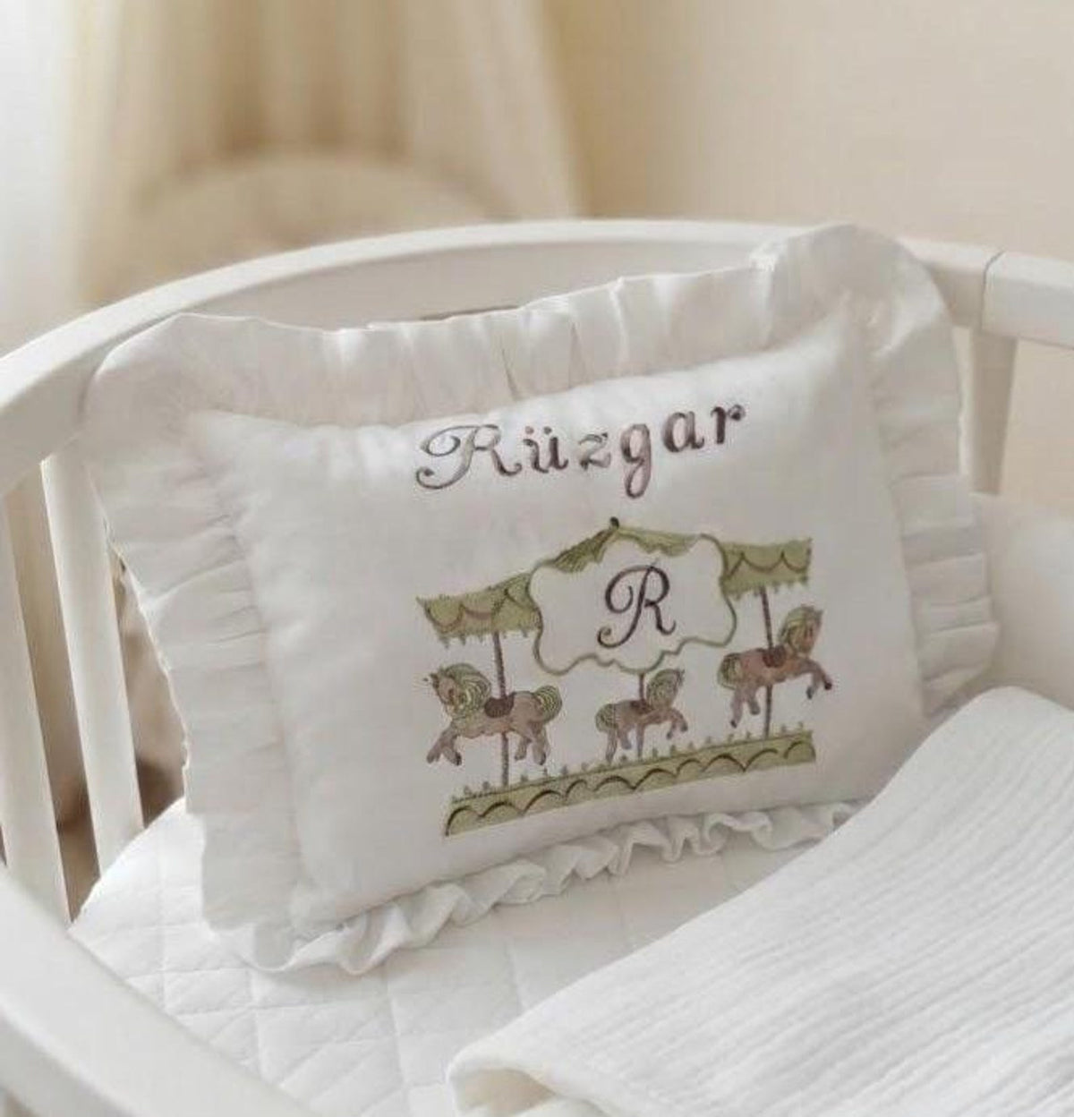 Handbesticktes Babykissen mit Wildblumen & Wunschnamen – Kissenbezug (30x40 cm)