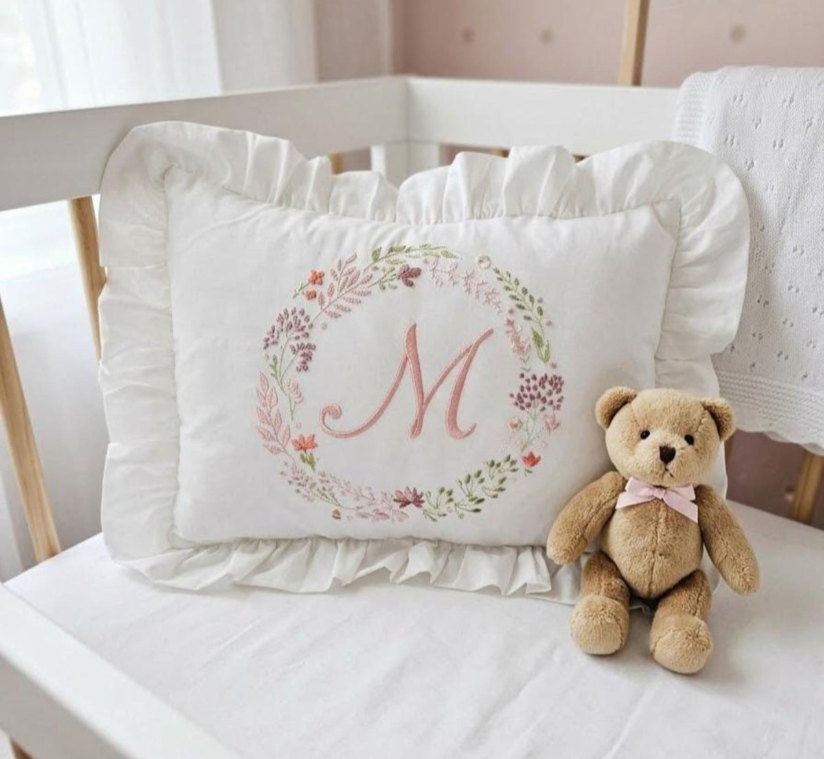 Personalisiertes Babykissen mit Blumenstickerei & Wunschnamen – Kissenbezug (30x40 cm)