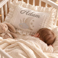 Personalisiertes Babykissen mit Mond, Sternen & Wunschnamen – Kissenbezug mit Rüschen (30x40 cm)