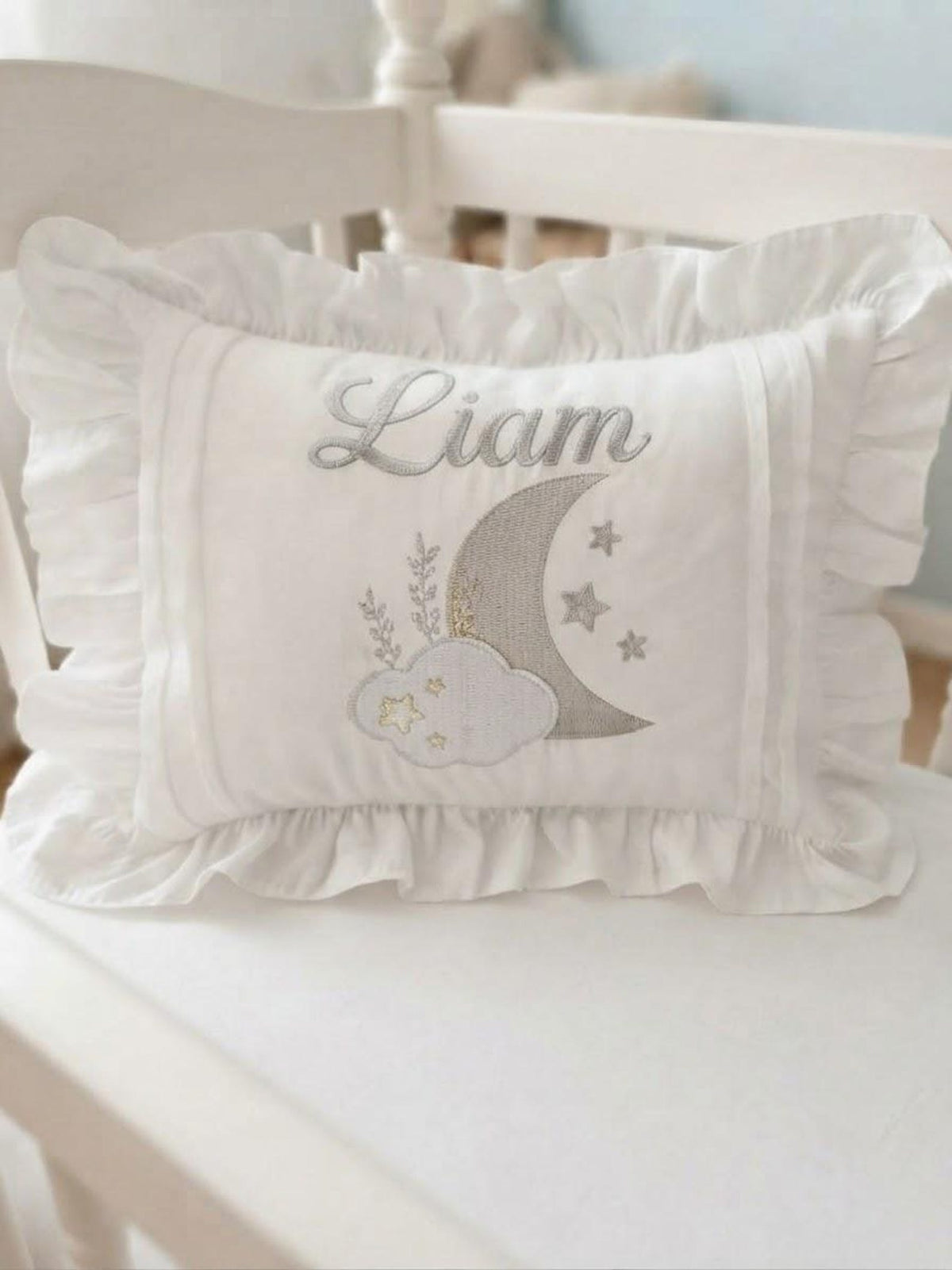 Personalisiertes Babykissen mit Mond, Sternen & Wunschnamen – Kissenbezug mit Rüschen (30x40 cm)